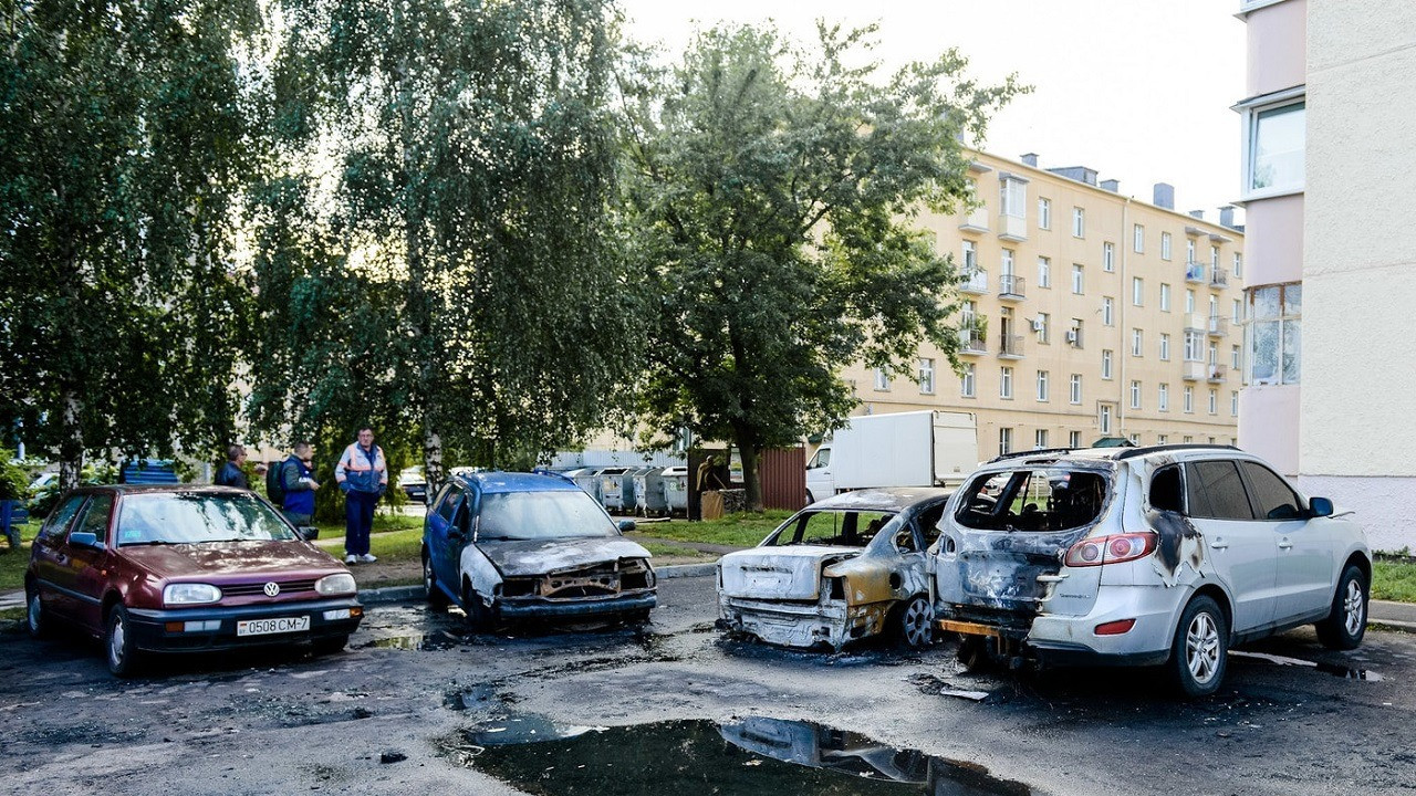 В Минске ночью подожгли автомобили в центре